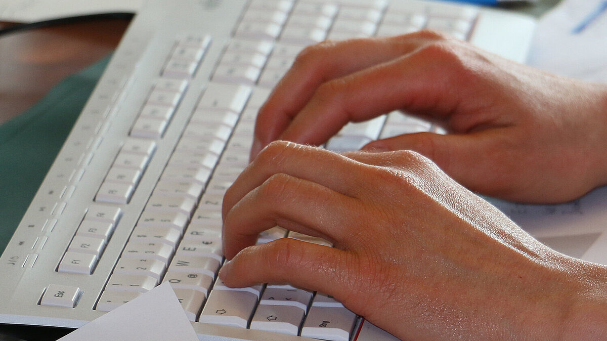 Tastatur mit aufgelegten Händen Bild: Elektronische Verwaltung